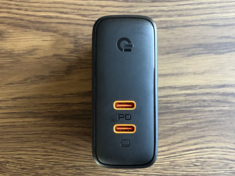 【Aukey PD対応急速充電器PA-D5レビュー】Anker Atom PD2より高コスパ!スマホ&PC二台持ちの方に最適なPD対応USB-Cポートを二つ搭載した急速充電器|外観:オレンジのUSB-Cポートというのは鮮やかでいいですね。 今や「ポート=青」みたいなイメージが定着してしまっているので、斬新に感じます。