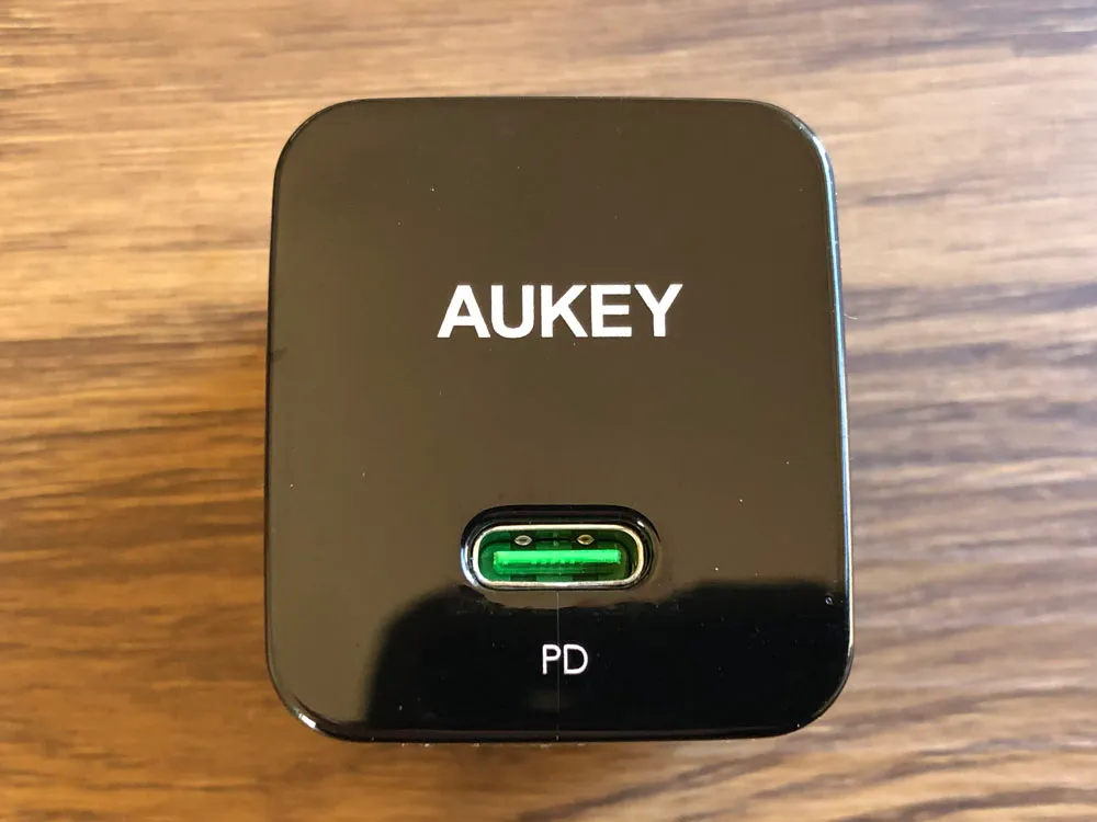 【Aukey PA-Y19レビュー】Ankerを上回るサイズと使い勝手!PD対応USB-Cポート搭載でスマホ・ノートPCを急速充電できる世界一コンパクトな急速充電器|外観:PD対応USB-Cポートが一つ正面に配されています。