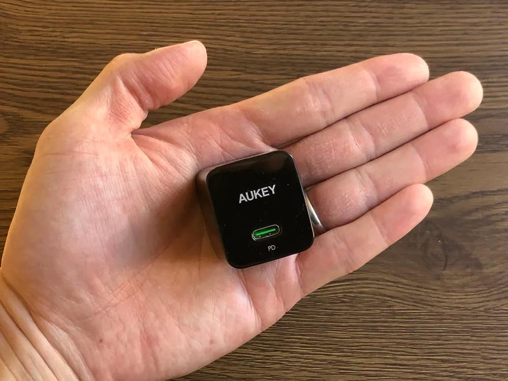 【Aukey PA-Y19レビュー】Ankerを上回るサイズと使い勝手!PD対応USB-Cポート搭載でスマホ・ノートPCを急速充電できる世界一コンパクトな急速充電器|外観:より一層コンパクトさが増した感があるAukey「PA-Y19」。 想像以上に小さくて驚きました。