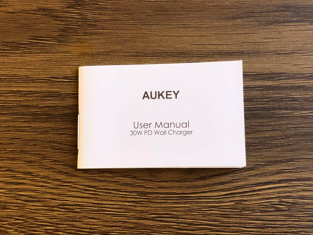 【Aukey PA-Y19レビュー】Ankerを上回るサイズと使い勝手!PD対応USB-Cポート搭載でスマホ・ノートPCを急速充電できる世界一コンパクトな急速充電器|付属品