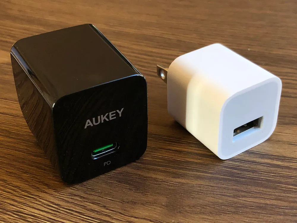 【Aukey PA-Y19レビュー】Ankerを上回るサイズと使い勝手!PD対応USB-Cポート搭載でスマホ・ノートPCを急速充電できる世界一コンパクトな急速充電器|外観:ちなみにiPhoneを買うと付いてくる5W電源アダプタと比べると、サイズ感はこんな感じです。