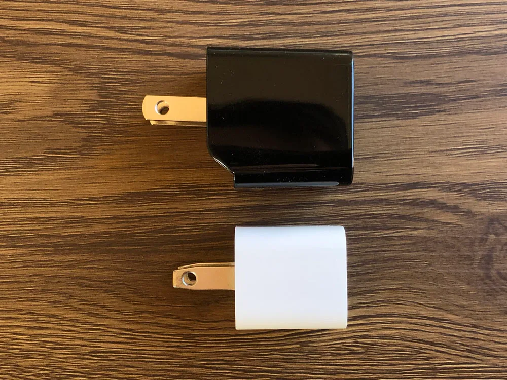 【Aukey PA-Y19レビュー】Ankerを上回るサイズと使い勝手!PD対応USB-Cポート搭載でスマホ・ノートPCを急速充電できる世界一コンパクトな急速充電器|外観:これでAukey「PA-Y19」の充電性能が2倍以上高いんだから、にわかに信じがたいですよね。 技術ってすごい・・・(逆に商売って残酷w)。