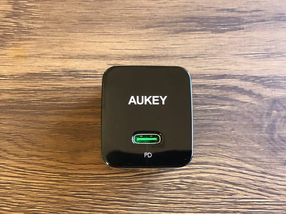 【Aukey PA-Y19レビュー】Ankerを上回るサイズと使い勝手!PD対応USB-Cポート搭載でスマホ・ノートPCを急速充電できる世界一コンパクトな急速充電器|外観:Anker「PowerPort Atom PD1」を超えるコンパクトさを持つAukey「PA-Y19」。