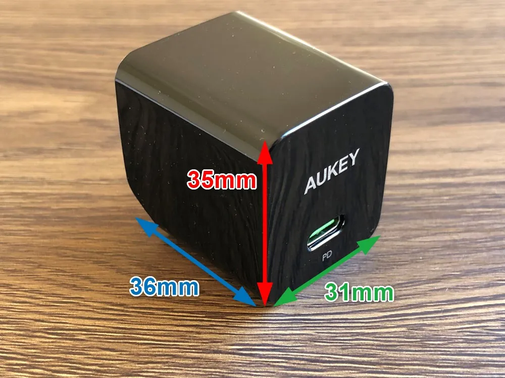 【Aukey PA-Y19レビュー】Ankerを上回るサイズと使い勝手!PD対応USB-Cポート搭載でスマホ・ノートPCを急速充電できる世界一コンパクトな急速充電器|外観:窒素ガリウムによって実現したサイズは幅31mm×高さ35mm×奥行36mm。