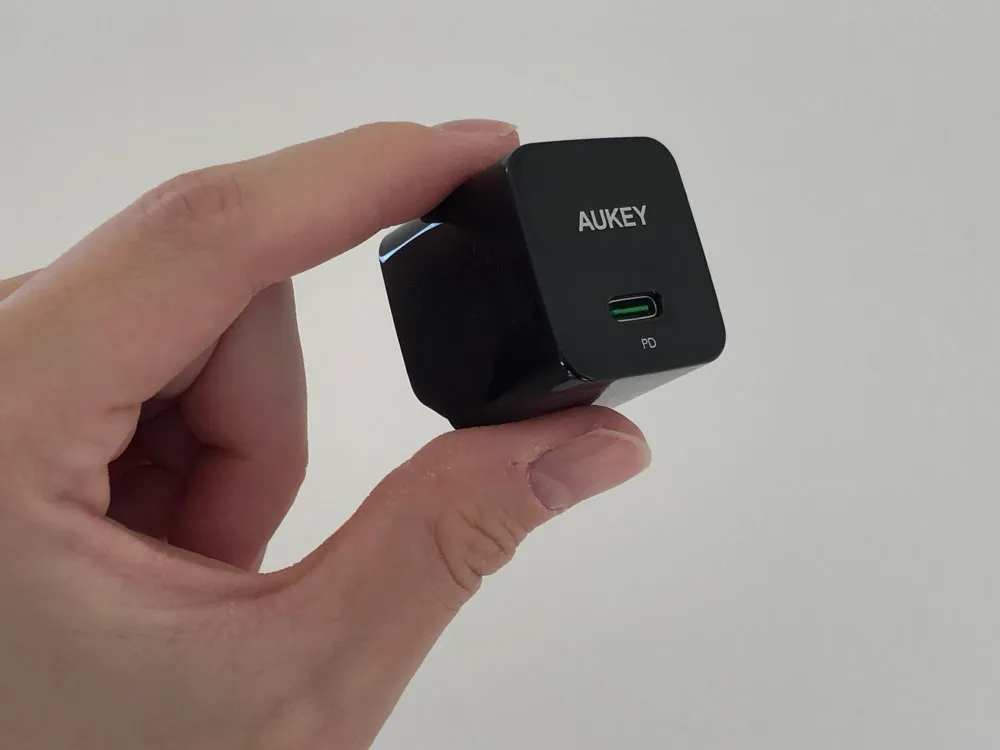 【Aukey PA-Y19レビュー】Ankerを上回るサイズと使い勝手!PD対応USB-Cポート搭載でスマホ・ノートPCを急速充電できる世界一コンパクトな急速充電器|外観:実際に持ってみると、”スペックの差”以上にAnkerよりも小さく感じます。