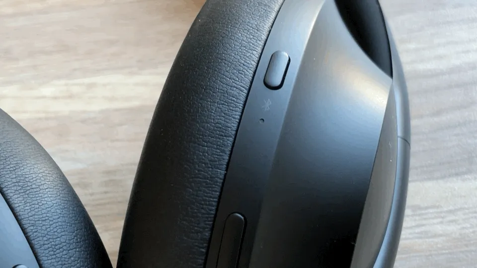【BOSE NOISE CANCELLING HEADPHONES 700レビュー】ノイズキャンセリングヘッドホン史上最高の静寂!Bluetooth接続で極上の没入感を堪能しよう!|外観:なんと装着感向上のためにヘッドバンドの内側には特殊コーティングが施されたシリコン加工がされています。