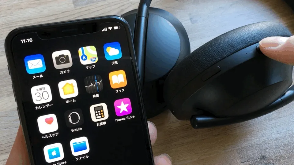 【BOSE NOISE CANCELLING HEADPHONES 700レビュー】ノイズキャンセリングヘッドホン史上最高の静寂!Bluetooth接続で極上の没入感を堪能しよう!|外観:持ちやすさに配慮してか、ヘッドバンドの外側トップ部分にもシリコン加工が。 しっとりしていて触り心地抜群。滑り止めの効果も期待できます。