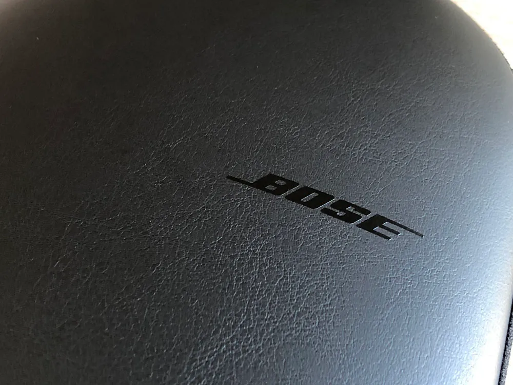 【BOSE NOISE CANCELLING HEADPHONES 700レビュー】ノイズキャンセリングヘッドホン史上最高の静寂!Bluetooth接続で極上の没入感を堪能しよう!|付属品:フェイクレザーの質感が上品ですね。 さりげないロゴも嫌味な感じがなく好印象。