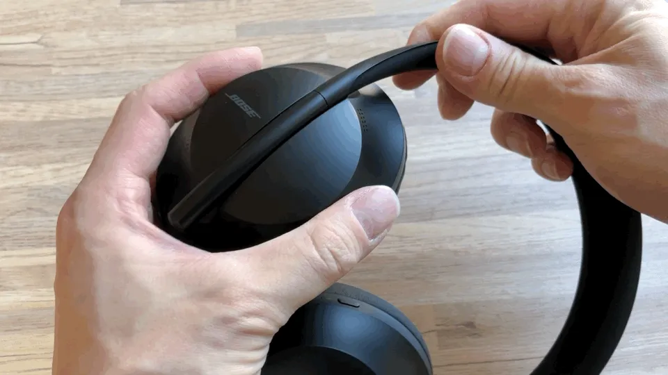 【BOSE NOISE CANCELLING HEADPHONES 700レビュー】ノイズキャンセリングヘッドホン史上最高の静寂!Bluetooth接続で極上の没入感を堪能しよう!|外観:ハウジングの内側に「R」「L」と表記があって、左右が分かりやすくなっています。