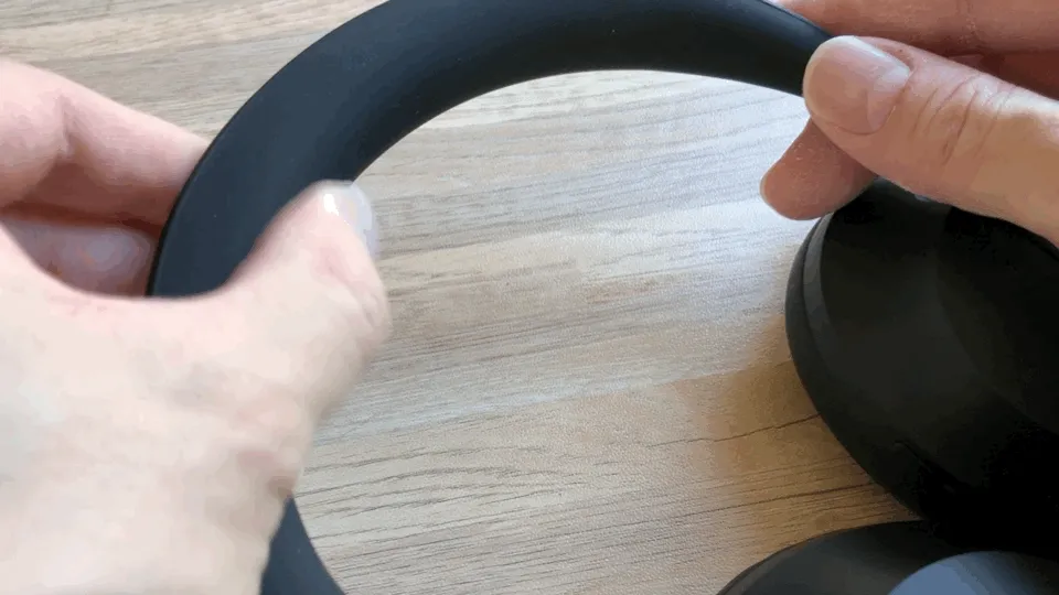 【BOSE NOISE CANCELLING HEADPHONES 700レビュー】ノイズキャンセリングヘッドホン史上最高の静寂!Bluetooth接続で極上の没入感を堪能しよう!|外観:ボタン類はハウジング後方に集約されています。 右ハウジングには「電源 / Bluetoothボタン」「音声アシスタントボタン」 左ハウジングには「ノイズコントロールボタン」が配されています。
