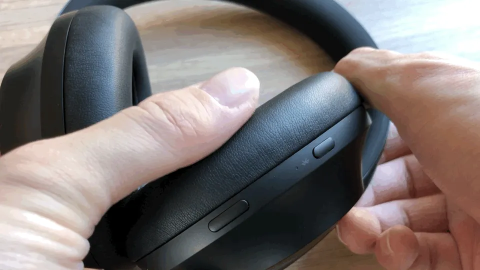 【BOSE NOISE CANCELLING HEADPHONES 700レビュー】ノイズキャンセリングヘッドホン史上最高の静寂!Bluetooth接続で極上の没入感を堪能しよう!|外観:ハウジング底面にはイヤホンジャック(左側)、USB-C充電ポート(右側)があります。