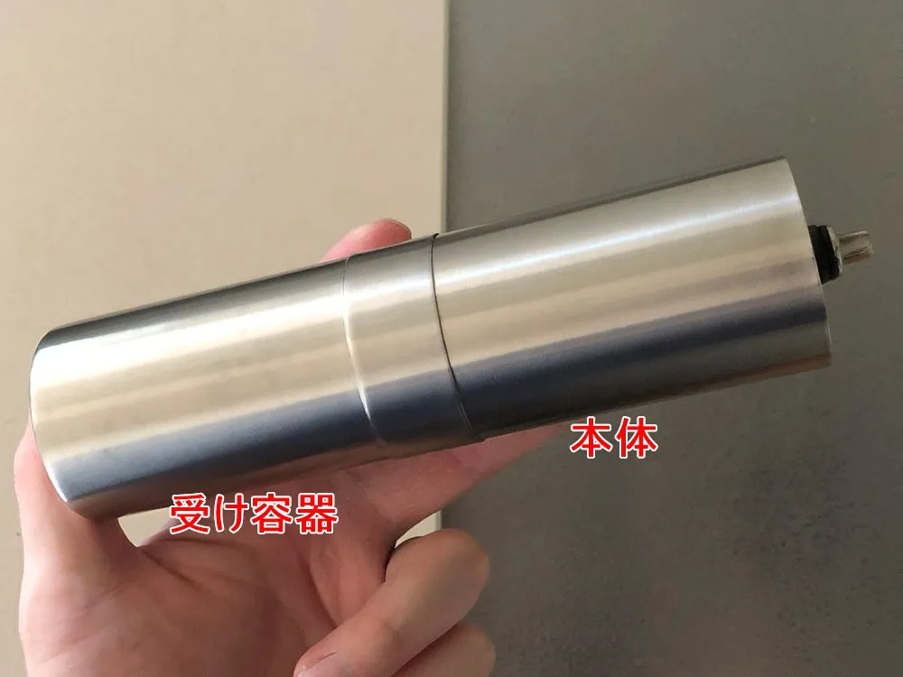 【ポーレックス・手動コーヒーミルの挽き方まとめ】アウトドアユースにおすすめ!人気のポーレックス製ミルの使い方|お手入れは水洗いでOK|組み立て工程:この工程に関しては特に注意事項はなく、単純に本体と受け容器を合わせましょう。