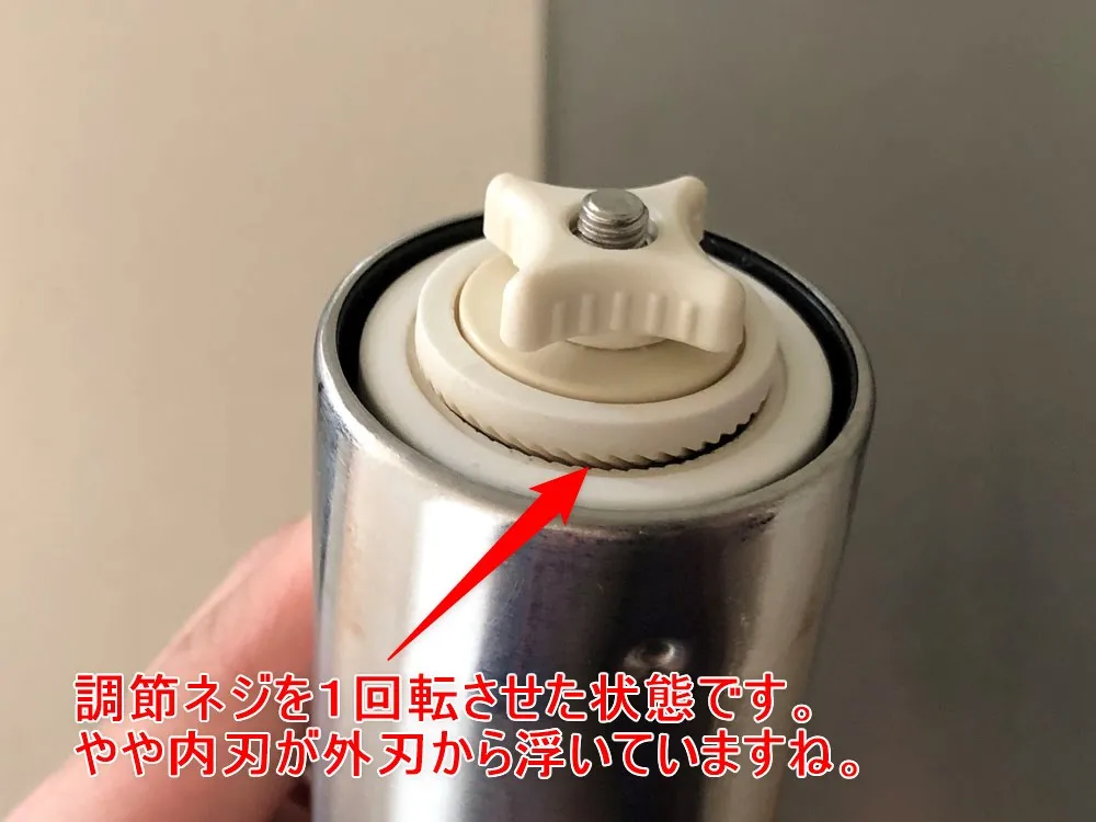 【ポーレックス・手動コーヒーミルの挽き方まとめ】アウトドアユースにおすすめ!人気のポーレックス製ミルの使い方|お手入れは水洗いでOK|挽き方・使い方:まずは受け容器から本体上部を外して粒度調節ネジを緩めましょう。