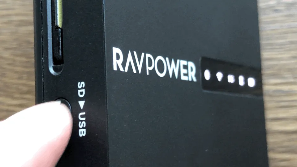 【RAVPower Filehub RP-WD009レビュー】スマホ写真&動画データを簡単バックアップ!無線でデータ共有もできるWi-Fi SDカードリーダー|旅行などに最適|外観:非常にシンプルなデザイン。