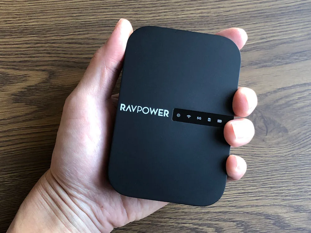 【RAVPower Filehub RP-WD009レビュー】スマホ写真&動画データを簡単バックアップ!無線でデータ共有もできるWi-Fi SDカードリーダー|旅行などに最適|外観:本体の大きさは成人男性の手のひらくらいのサイズ感です。