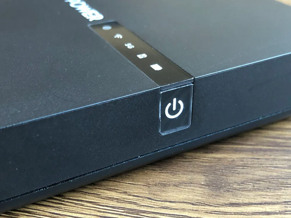 【RAVPower Filehub RP-WD009レビュー】スマホ写真&動画データを簡単バックアップ!無線でデータ共有もできるWi-Fi SDカードリーダー|旅行などに最適|外観:電源ボタンは本体右側面にあります。