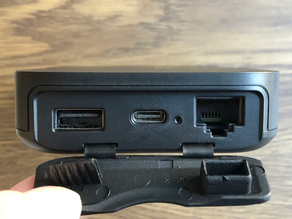 【RAVPower Filehub RP-WD009レビュー】スマホ写真&動画データを簡単バックアップ!無線でデータ共有もできるWi-Fi SDカードリーダー|旅行などに最適|外観:本体天面はUSB-Aポート、USB-Cポート、LANケーブルを挿し込むイーサネットポート。