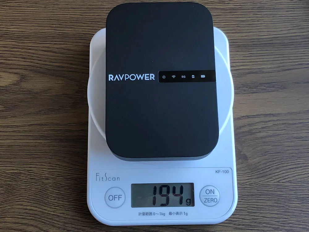 【RAVPower Filehub RP-WD009レビュー】スマホ写真&動画データを簡単バックアップ!無線でデータ共有もできるWi-Fi SDカードリーダー|旅行などに最適|外観:重量は約195gと最近の大型スマホと同じような重さで、軽くもなく重くもない印象です。
