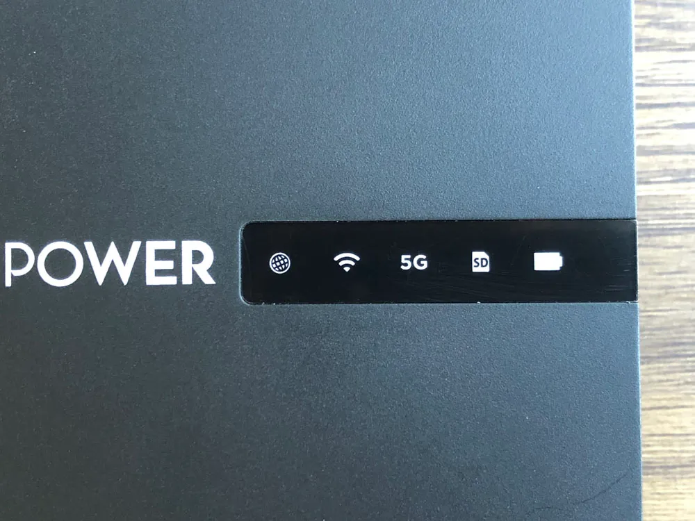 【RAVPower Filehub RP-WD009レビュー】スマホ写真&動画データを簡単バックアップ!無線でデータ共有もできるWi-Fi SDカードリーダー|旅行などに最適|外観:前面のインジケーター。
