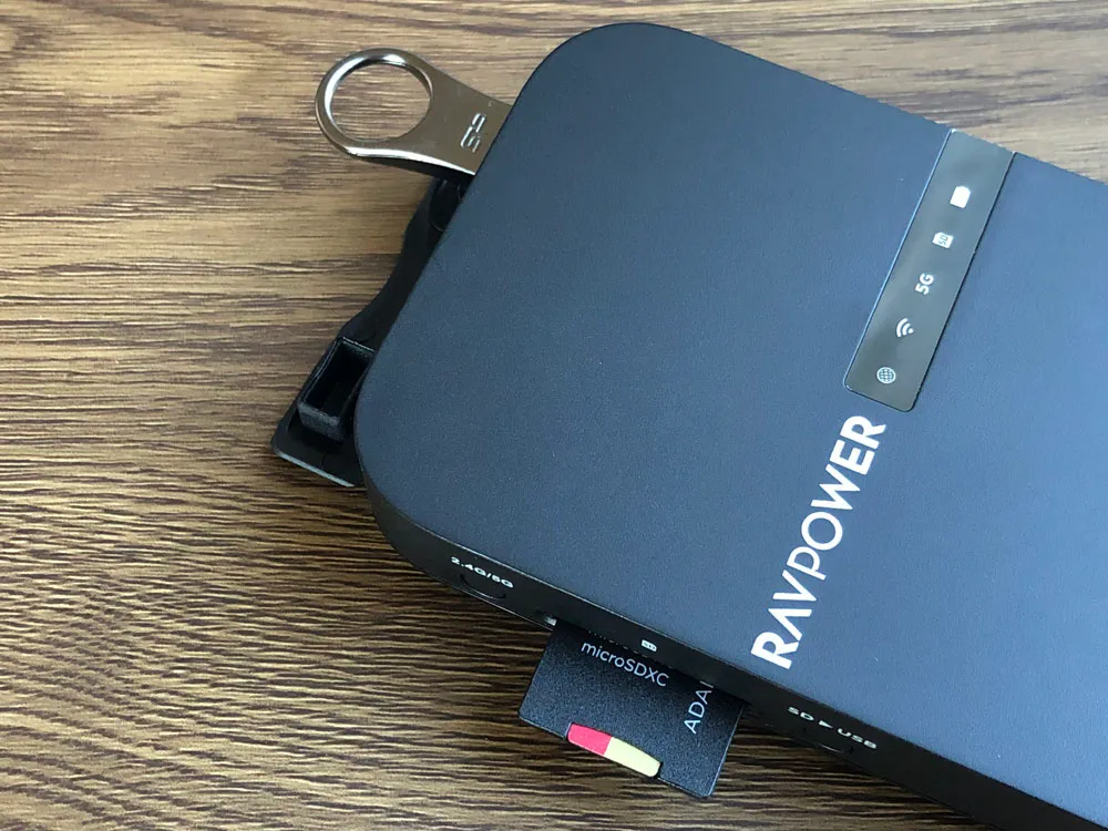 【RAVPower Filehub RP-WD009レビュー】スマホ写真&動画データを簡単バックアップ!無線でデータ共有もできるWi-Fi SDカードリーダー|旅行などに最適|機能解説:SDカードデータのバックアップ方法:まずは「Filehub」にバックアップを取りたいSDカードとバックアップ保存先の外部メディアを挿し込みましょう。 メディアが認識されるまで一定時間待ちます。