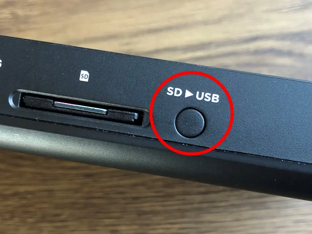 【RAVPower Filehub RP-WD009レビュー】スマホ写真&動画データを簡単バックアップ!無線でデータ共有もできるWi-Fi SDカードリーダー|旅行などに最適|機能解説:SDカードデータのバックアップ方法:SDカードスロットの右に「SD → USB」と書かれたボタンがあります。