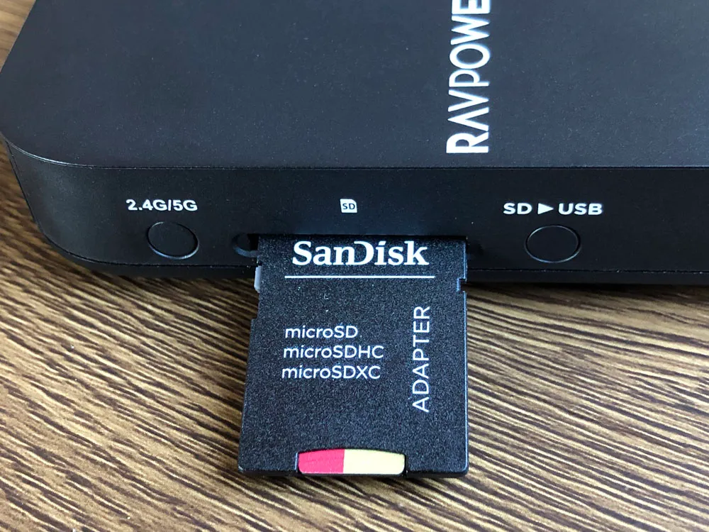 【RAVPower Filehub RP-WD009レビュー】スマホ写真&動画データを簡単バックアップ!無線でデータ共有もできるWi-Fi SDカードリーダー|旅行などに最適|機能解説:「Filehub」を中心にした無線通信データ共有の方法:まずは共有したいデータが入った外部メディアを「Filehub」にセットしましょう。