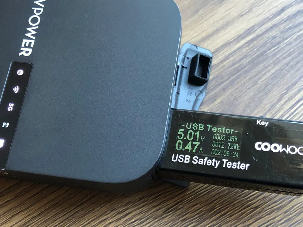 【RAVPower Filehub RP-WD009レビュー】スマホ写真&動画データを簡単バックアップ!無線でデータ共有もできるWi-Fi SDカードリーダー|旅行などに最適|機能解説:モバイルバッテリー機能:電流の出力は0.47A程度と市販の良質なモバイルバッテリーの約28%に留まるので、あくまで”緊急用”として捉えるべき機能でしょう。