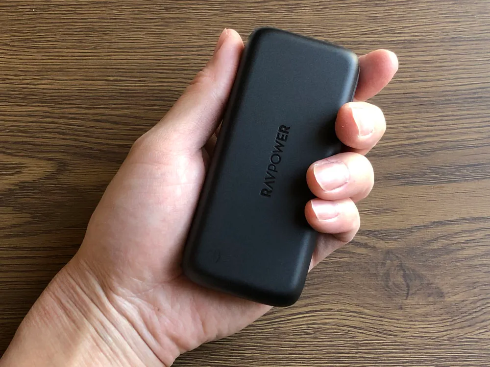 【RAVPower モバイルバッテリーRP-PB186レビュー】Anker競合製品を超える高出力・軽さ・価格!10000mAhクラス最強のモバイルバッテリー|外観:手に乗せてみると、本当にコンパクトだと感じますね。 Anker「Powercore 10000 PD Redux」同様、非常に持ち運びやすい印象。