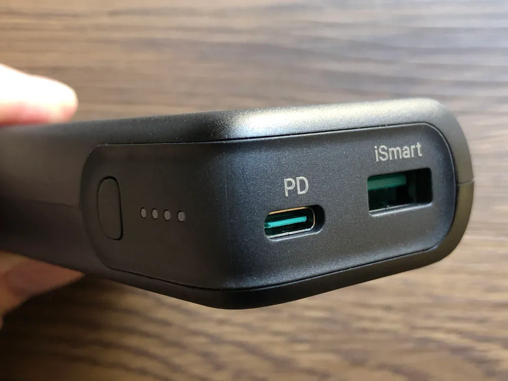 【RAVPower モバイルバッテリーRP-PB186レビュー】Anker競合製品を超える高出力・軽さ・価格!10000mAhクラス最強のモバイルバッテリー|外観:LEDとポートを備えた側面が浅く窪ませた特徴的なデザインになっています。