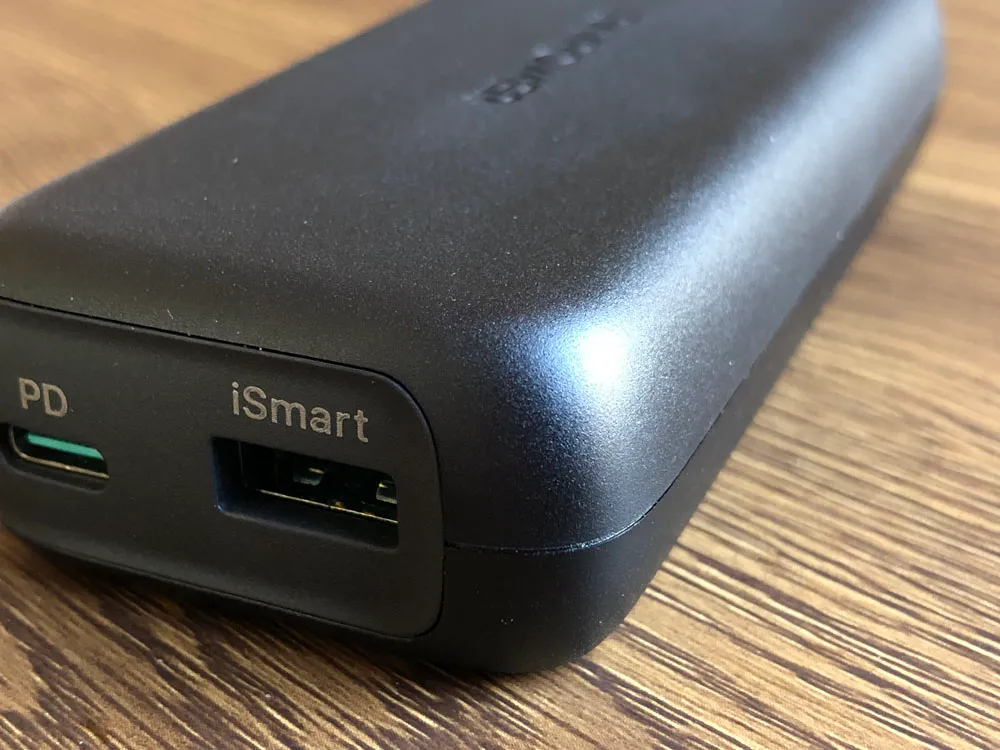 【RAVPower モバイルバッテリーRP-PB186レビュー】Anker競合製品を超える高出力・軽さ・価格!10000mAhクラス最強のモバイルバッテリー|外観:細部の質感、デザインのきめ細かさではAnker製に及ばないという印象は拭えませんが、角はしっかり丸みを帯びていて持ちにくいことは一切ありません。