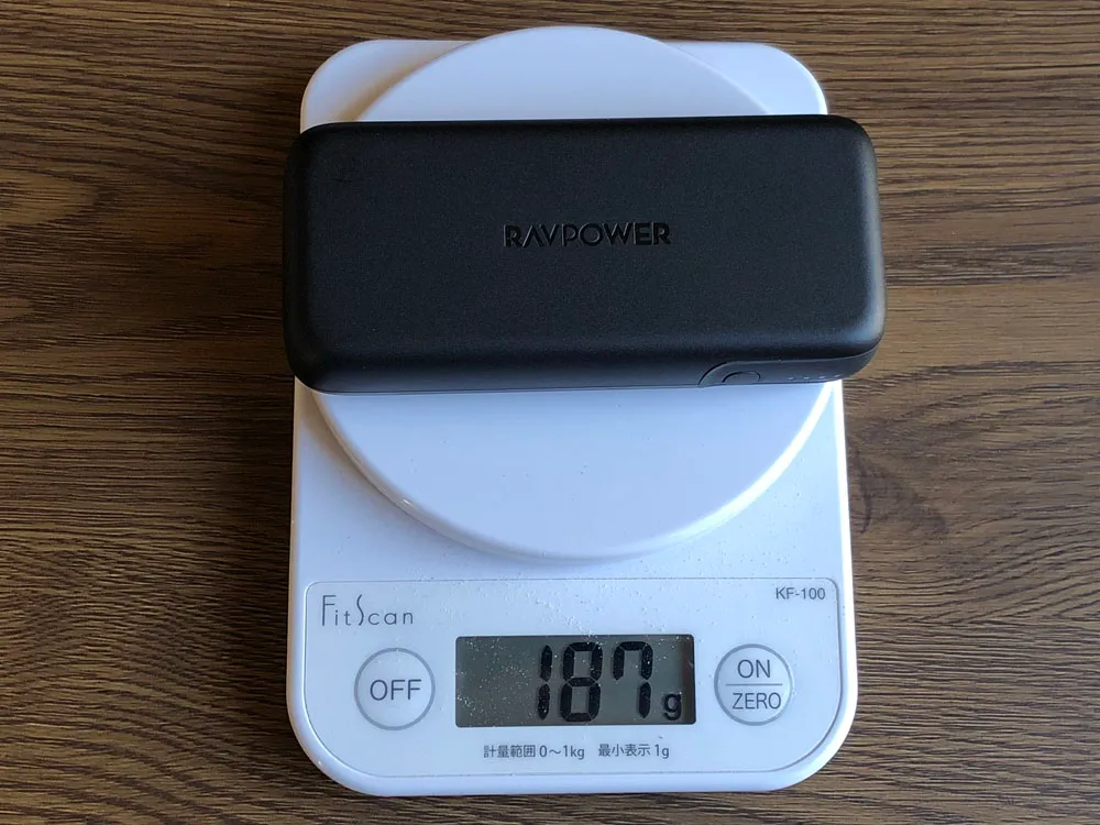 【RAVPower モバイルバッテリーRP-PB186レビュー】Anker競合製品を超える高出力・軽さ・価格!10000mAhクラス最強のモバイルバッテリー|外観:サイズもさることながら「RP-PB186」最大の特徴は187gの軽量ボディにあります。