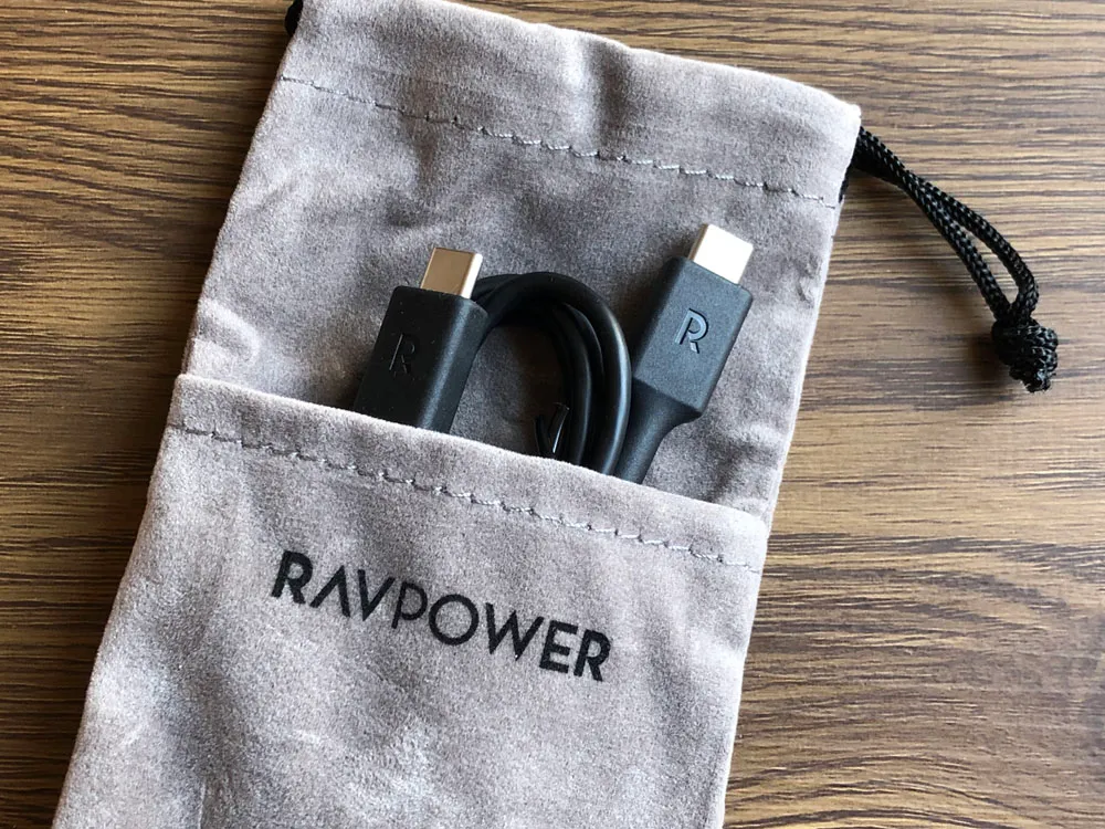 【RAVPower モバイルバッテリーRP-PB186レビュー】Anker競合製品を超える高出力・軽さ・価格!10000mAhクラス最強のモバイルバッテリー|付属品:ちなみに付属のポーチが面白い2ポケット型になっています。カンガルーみたいw 充電コードがちょうど収まります。