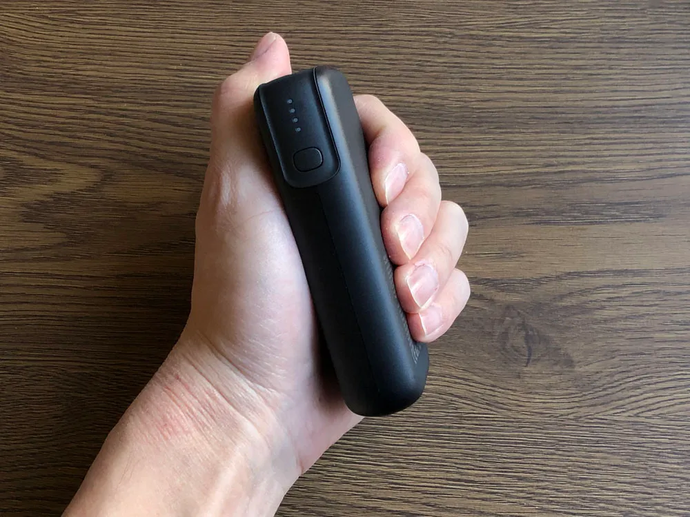 【RAVPower モバイルバッテリーRP-PB186レビュー】Anker競合製品を超える高出力・軽さ・価格!10000mAhクラス最強のモバイルバッテリー|使ってみて感じたこと:とにかく小さくて軽い! そんな印象を与えてくれるモバイルバッテリーです。