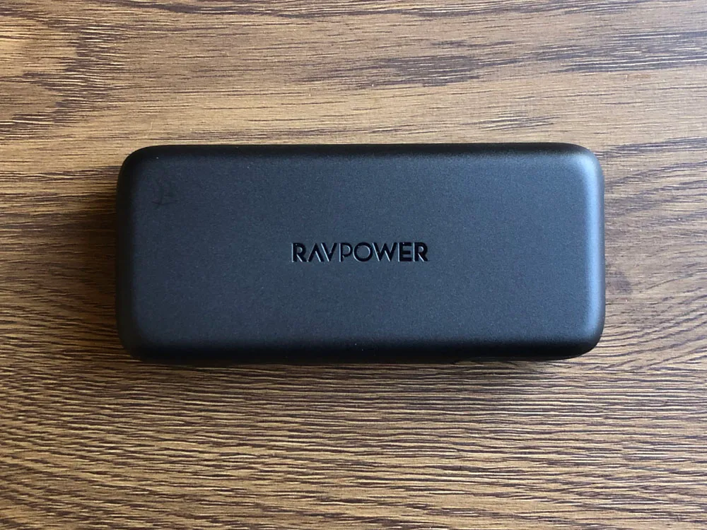 【RAVPower モバイルバッテリーRP-PB186レビュー】Anker競合製品を超える高出力・軽さ・価格!10000mAhクラス最強のモバイルバッテリー|外観:ロゴはど真ん中の日の丸構図。 モバイルバッテリーに典型的なシンプルデザイン。