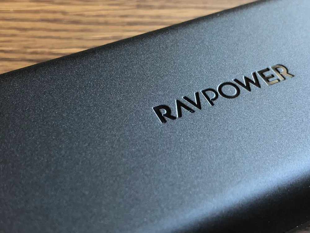 【RAVPower モバイルバッテリーRP-PB186レビュー】Anker競合製品を超える高出力・軽さ・価格!10000mAhクラス最強のモバイルバッテリー|外観:何でも素材には指紋が付きにくく、傷も目立ちにくいものを採用してるんだとか。