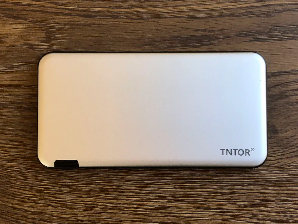 【TNTOR 超薄型モバイルバッテリーTN-10PDレビュー】10000mAhクラス最小最軽量で携帯性抜群!PD対応急速充電も可能なコスパ最強モバイルバッテリー|外観:シルバーとブラックの差し色が際立つバッテリー本体。