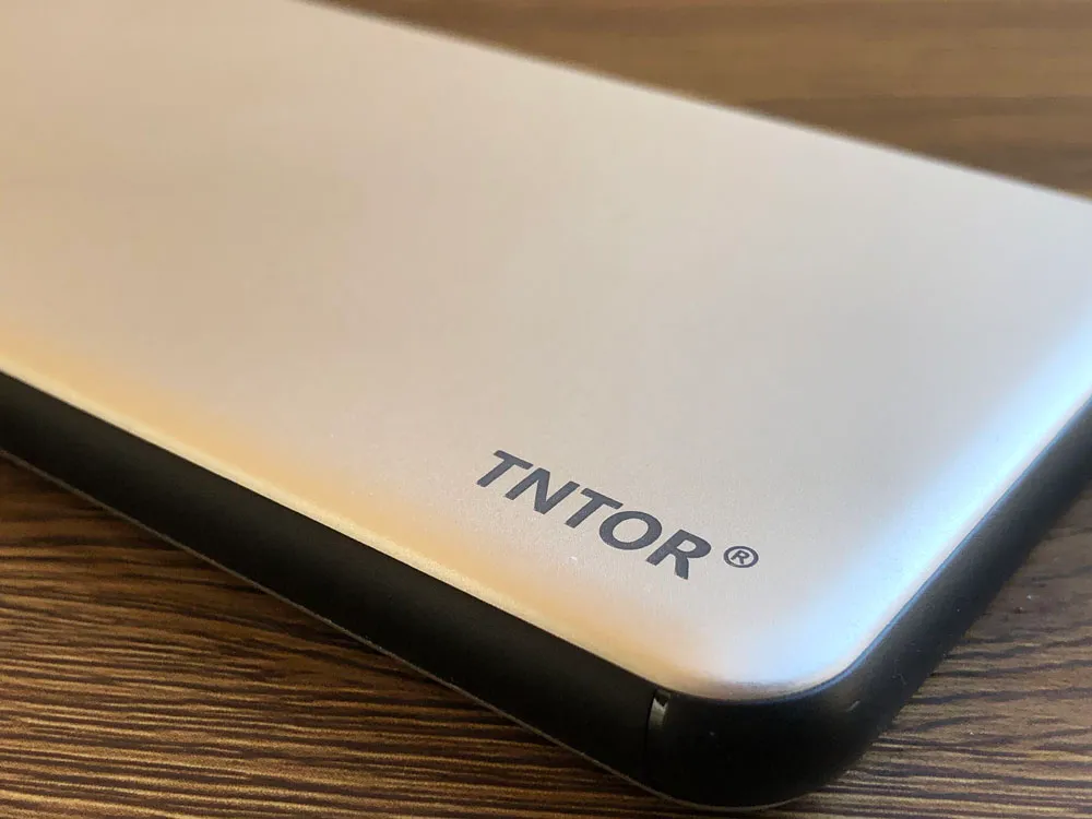 【TNTOR 超薄型モバイルバッテリーTN-10PDレビュー】10000mAhクラス最小最軽量で携帯性抜群!PD対応急速充電も可能なコスパ最強モバイルバッテリー|外観:メタリック調のボディが美しいですね。