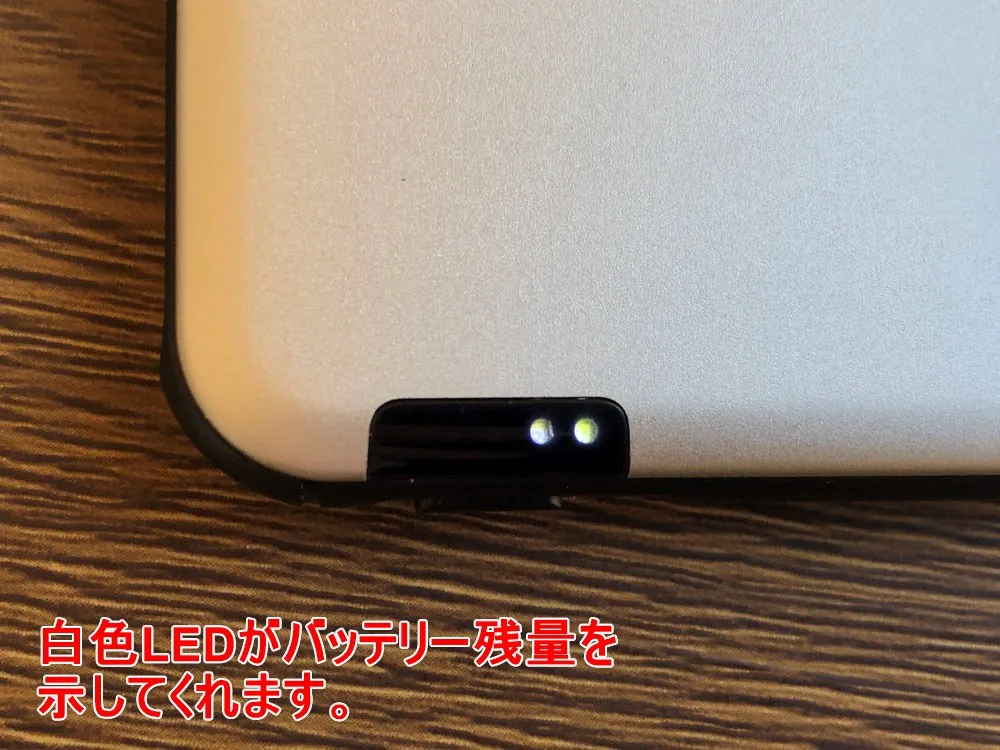 【TNTOR 超薄型モバイルバッテリーTN-10PDレビュー】10000mAhクラス最小最軽量で携帯性抜群!PD対応急速充電も可能なコスパ最強モバイルバッテリー|外観:バッテリー残量を4点の白色LEDで把握できます。