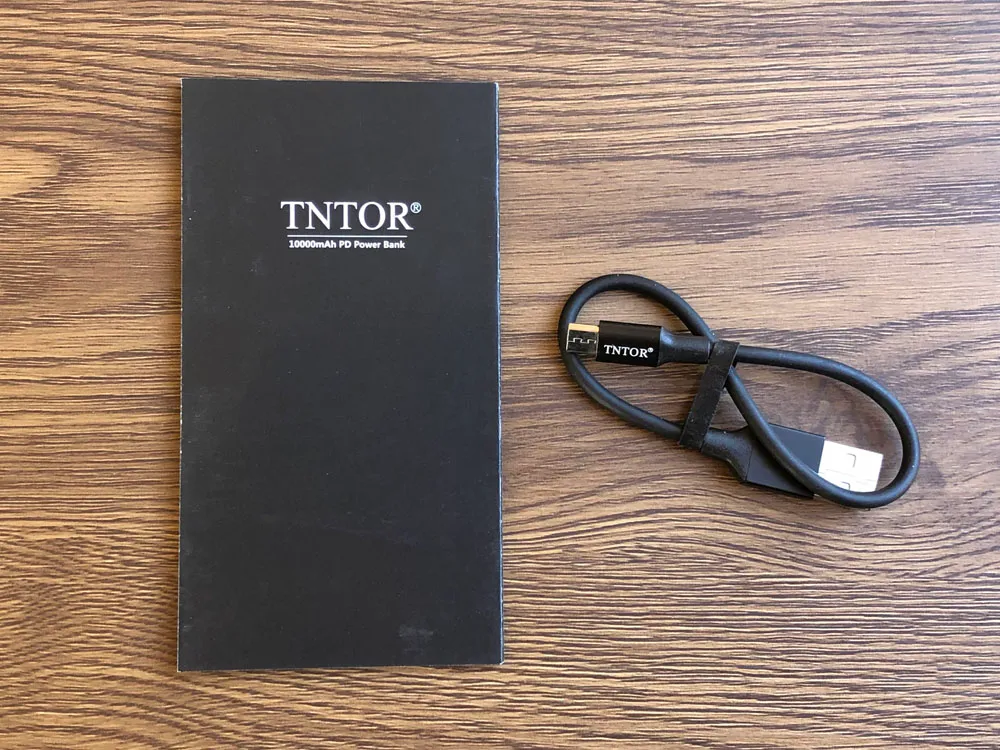 【TNTOR 超薄型モバイルバッテリーTN-10PDレビュー】10000mAhクラス最小最軽量で携帯性抜群!PD対応急速充電も可能なコスパ最強モバイルバッテリー|付属品