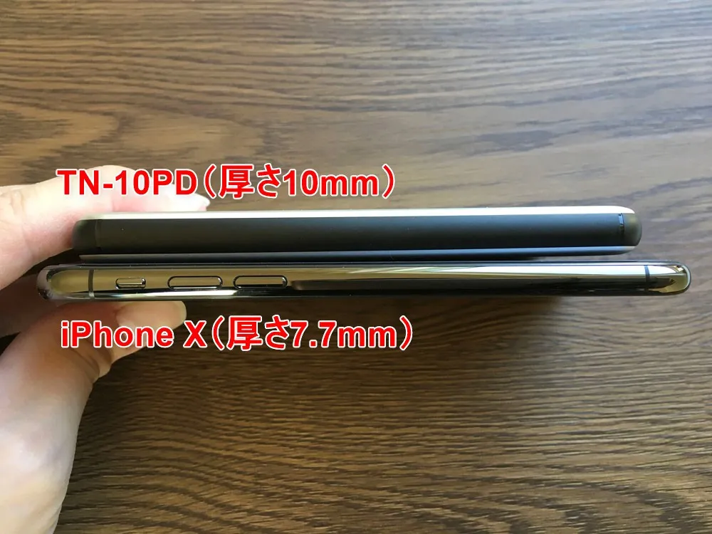 【TNTOR 超薄型モバイルバッテリーTN-10PDレビュー】10000mAhクラス最小最軽量で携帯性抜群!PD対応急速充電も可能なコスパ最強モバイルバッテリー|使ってみて感じたこと:サイズのコンパクトさも素晴らしいですよ。 iPhone Xと重ねてみても、この薄さですから。