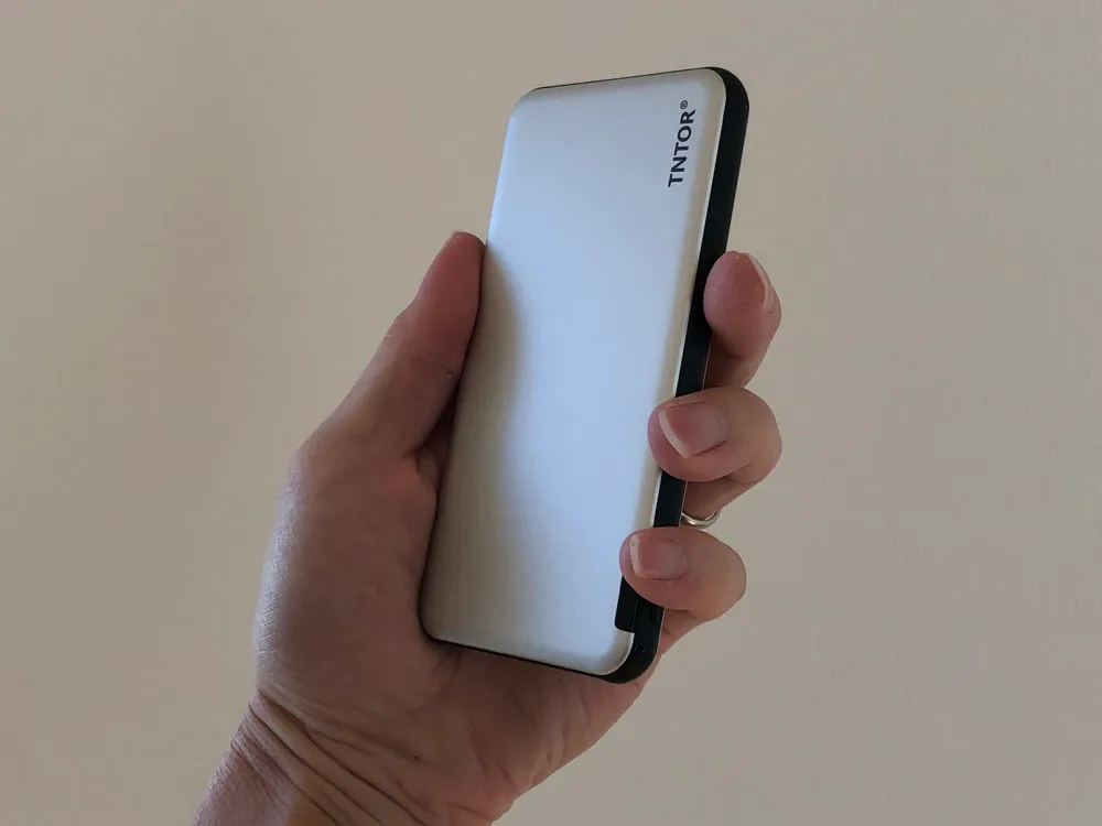 【TNTOR 超薄型モバイルバッテリーTN-10PDレビュー】10000mAhクラス最小最軽量で携帯性抜群!PD対応急速充電も可能なコスパ最強モバイルバッテリー|外観:さすが世界最小最軽量クラスの10000mAhモバイルバッテリー。 その軽さと薄さには、なかなか驚かされます。