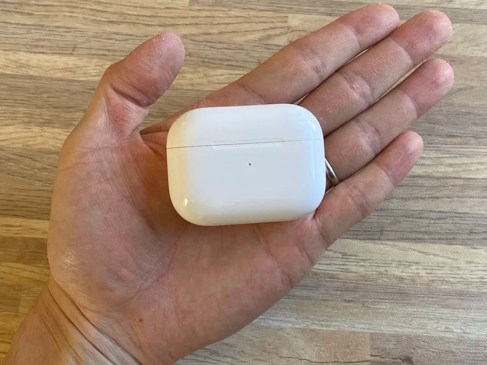 【AirPods Pro対SONY WF-1000XM3比較検証レビュー】ノイズキャンセリング性能・音質・使い勝手など話題のノイキャン完全ワイヤレスを比較してみた|外観:「AirPods Pro」の充電ケースを手に乗せてみた様子。