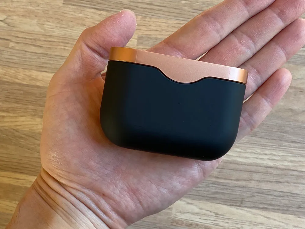 【AirPods Pro対SONY WF-1000XM3比較検証レビュー】ノイズキャンセリング性能・音質・使い勝手など話題のノイキャン完全ワイヤレスを比較してみた|外観:「WF-1000xm3」の充電ケースを手に乗せてみた様子。