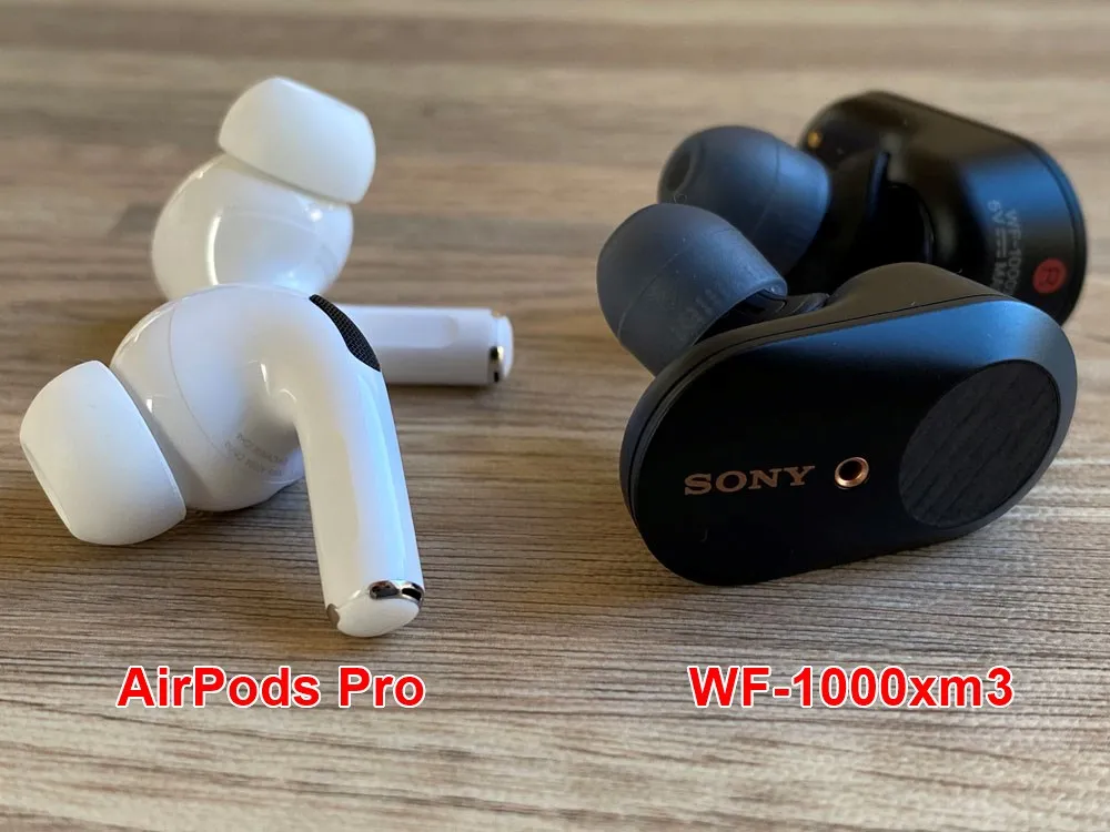 【AirPods Pro対SONY WF-1000XM3比較検証レビュー】ノイズキャンセリング性能・音質・使い勝手など話題のノイキャン完全ワイヤレスを比較してみた|外観:まず並べてみて単純に思うのは、まったく二者の趣き・出で立ちが異なること。