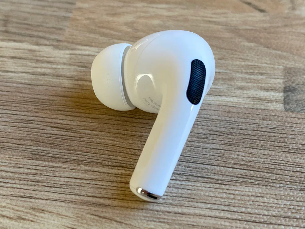 【AirPods Pro対SONY WF-1000XM3比較検証レビュー】ノイズキャンセリング性能・音質・使い勝手など話題のノイキャン完全ワイヤレスを比較してみた|外観:「AirPods Pro」はとにかくシンプル。 無駄のないデザインは、扱いやすさにもつながっているように感じます。