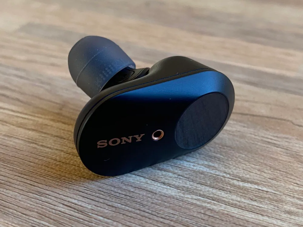 【AirPods Pro対SONY WF-1000XM3比較検証レビュー】ノイズキャンセリング性能・音質・使い勝手など話題のノイキャン完全ワイヤレスを比較してみた|外観:「WF-1000xm3」は、ビジュアル・質感ともに非常にリッチ。 特にツヤ消し加工されたハウジングのマット感は高級感が漂います。