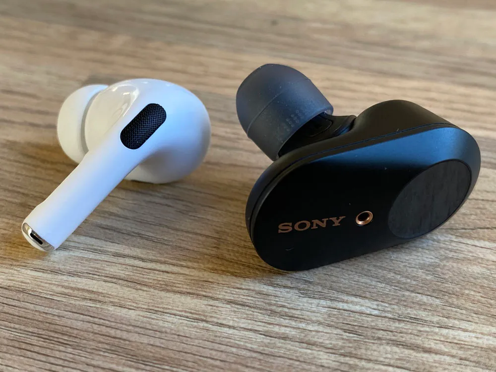 【AirPods Pro対SONY WF-1000XM3比較検証レビュー】ノイズキャンセリング性能・音質・使い勝手など話題のノイキャン完全ワイヤレスを比較してみた|外観:いずれにしてもデザイン性に関しては好き好きだと思うので、この点は趣向で選ぶより他ないですが、いずれにせよそれぞれユニークな存在感を放っているのは間違いないですね。