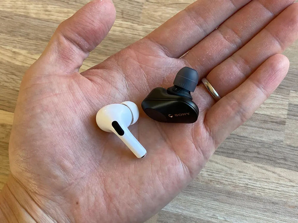 【AirPods Pro対SONY WF-1000XM3比較検証レビュー】ノイズキャンセリング性能・音質・使い勝手など話題のノイキャン完全ワイヤレスを比較してみた|外観:実際手に取ってみると何やら「WF-1000xm3」の方が大きく感じます。 「AirPods Pro」がコロッとしているのに対して、「WF-1000xm3」はゴツッとしている印象。