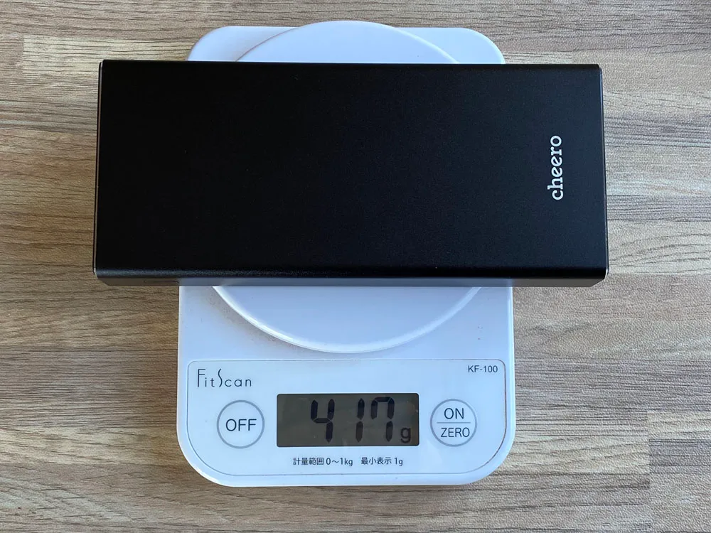 【cheero Power Plus 5 Premiumレビュー】60W高出力&20000mAh大容量バッテリーで3ポート同時充電!超高スペックなPD急速充電対応モバイルバッテリー|外観:約425gの本体重量はハイスペックだからこそ許せる重量感。 決してモバイル性に優れているとは言えませんが、高機能・高性能さを重視するなら致し方ない部分でしょう。