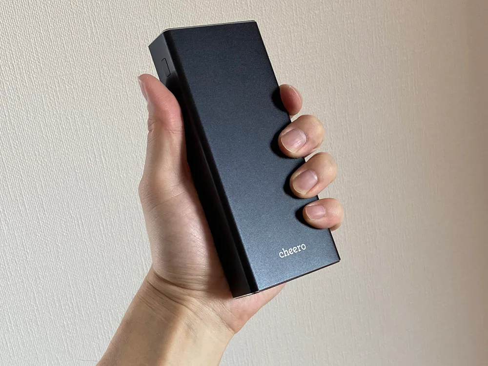 【cheero Power Plus 5 Premiumレビュー】60W高出力&20000mAh大容量バッテリーで3ポート同時充電!超高スペックなPD急速充電対応モバイルバッテリー|使ってみて感じたこと:これだけハイスペックだと明らかに大きかったり重かったりするのが相場なんですが、思いのほか「重くて扱いづらい・・・」と感じさせないことにちょっと驚きました。